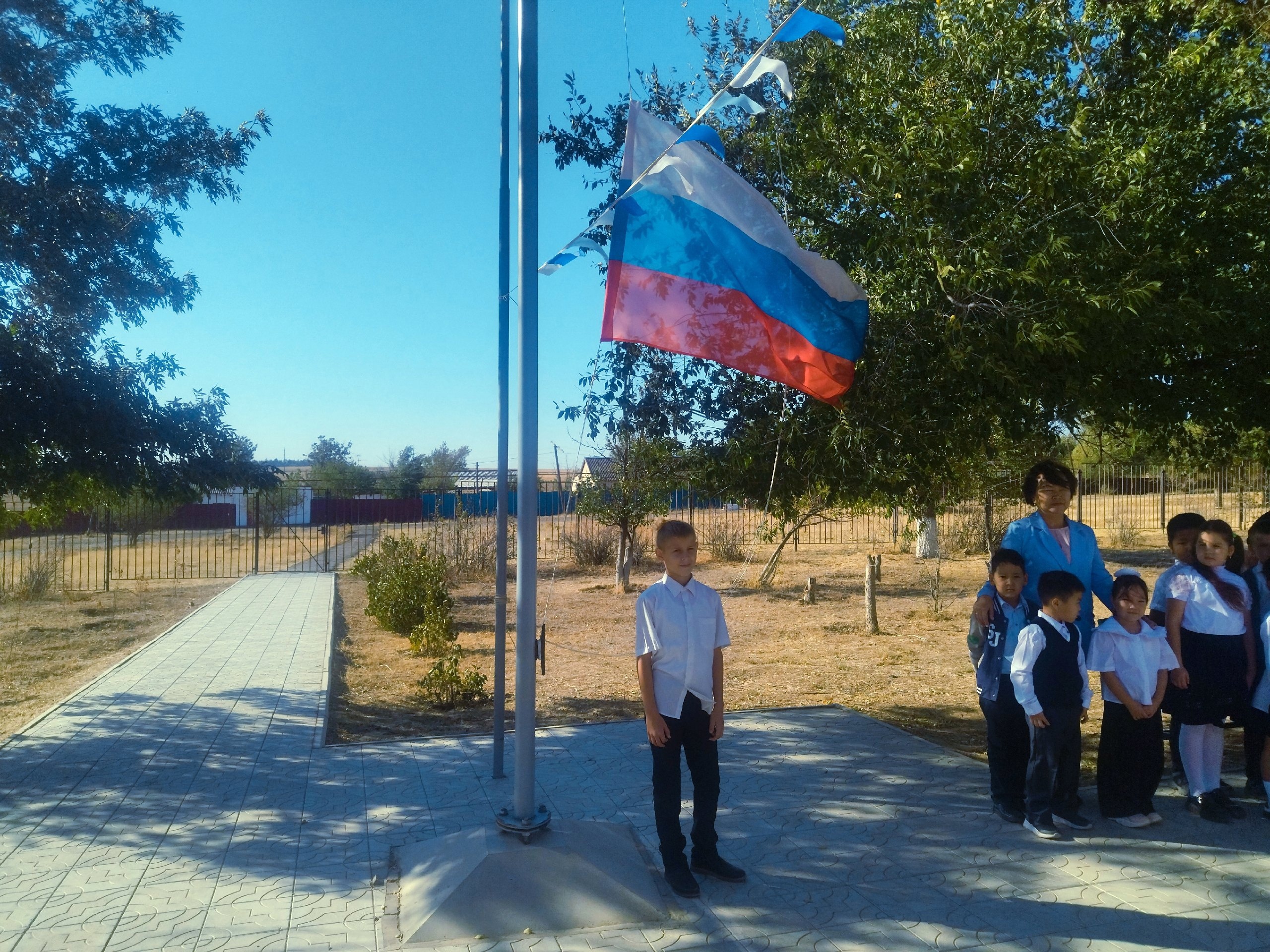 торжественная церемония поднятия государственного флага России..