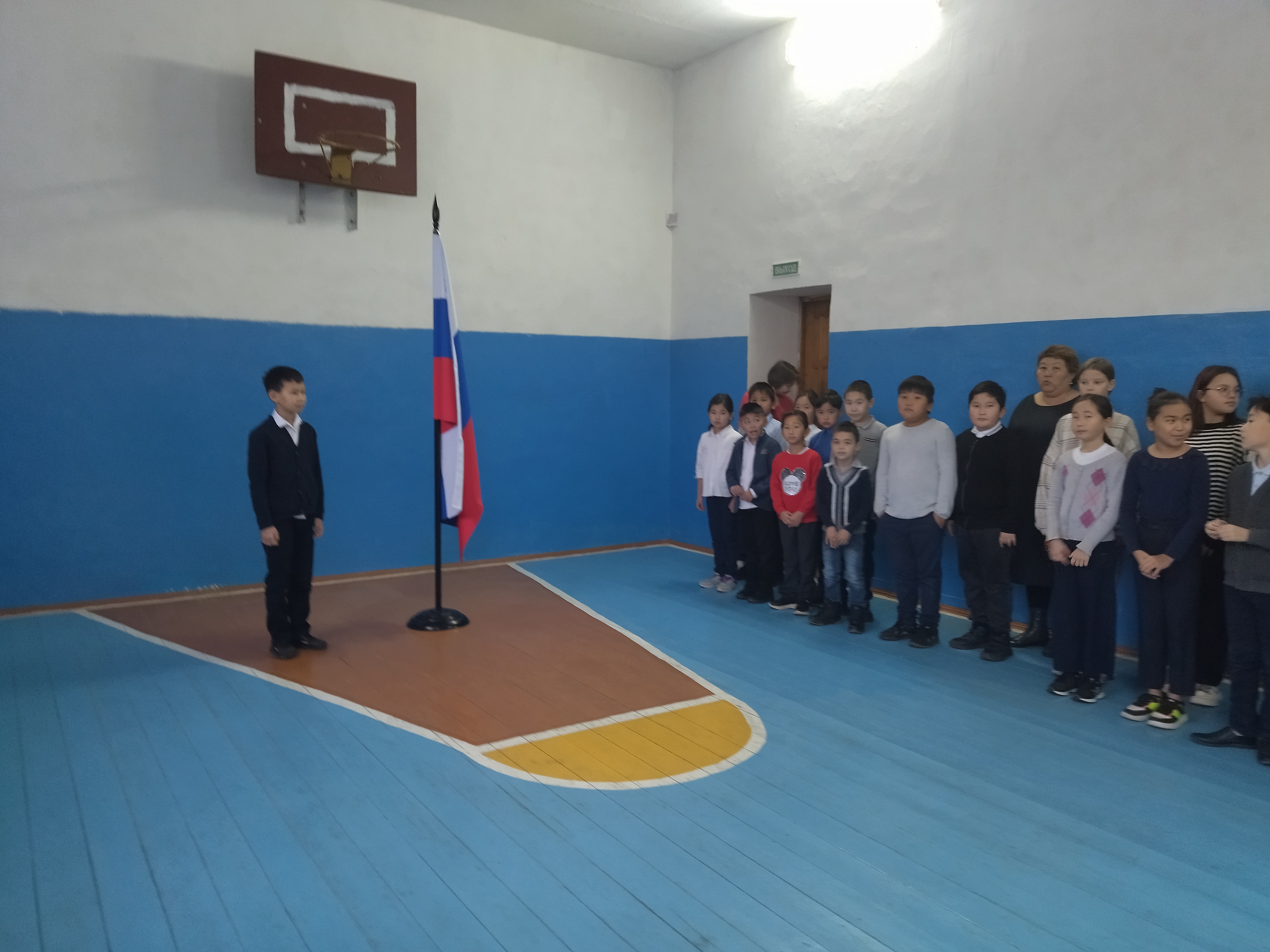 линейка с выносом Государственного флага и исполнения гимна РФ.